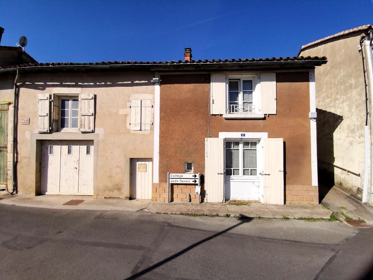 La Maison De Thomas Saint-Amant-de-Boixe Exterior foto