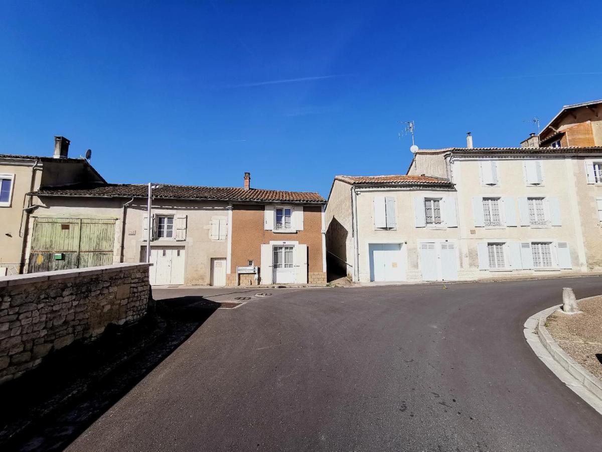 La Maison De Thomas Saint-Amant-de-Boixe Exterior foto