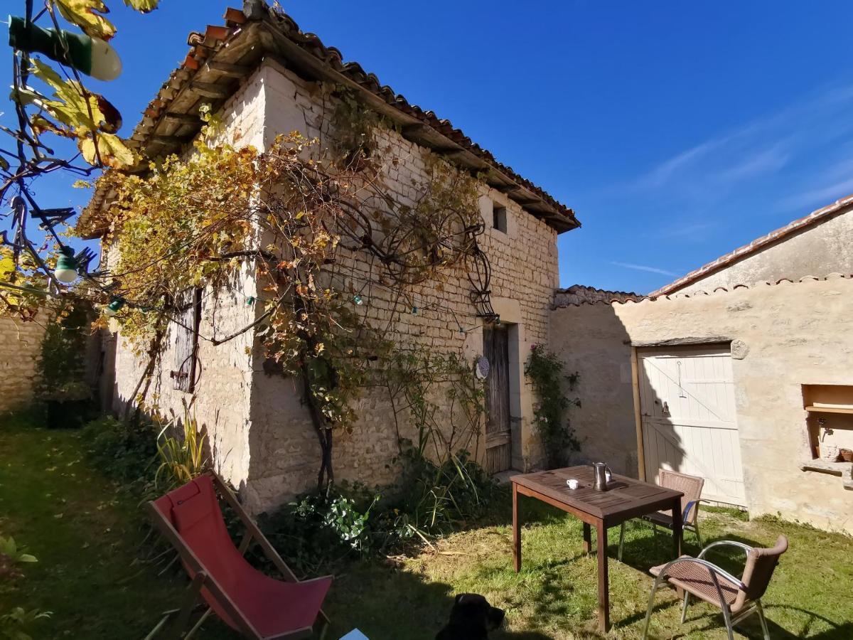 La Maison De Thomas Saint-Amant-de-Boixe Exterior foto